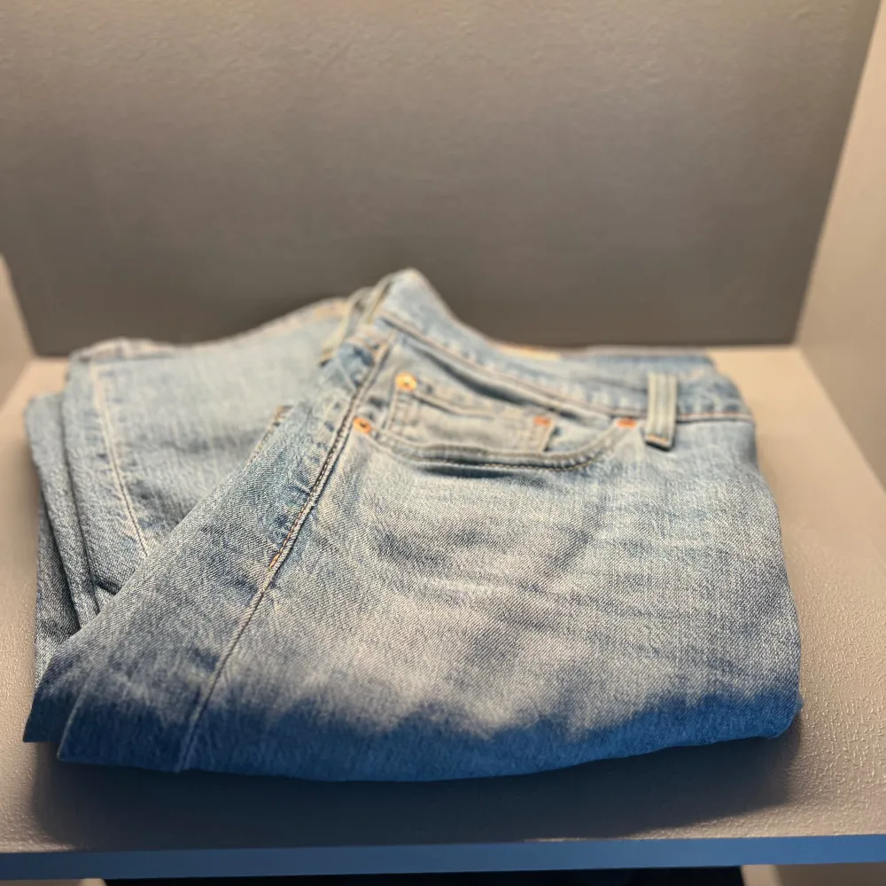 Säljer dessa feta Levis jeans 502! Skicket ör 7/10. Det är regular fit men är även lite mer skinny jeans. . Jeans & Byxor.