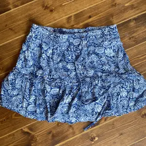 Jätte fin blå/vit zara kjol i storlek m. Har inbyggda shorts, endast använd ett par fåtal ggr