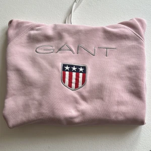 Gant dam hoodie - Dam stl L Ljusrosa  Fin i färg och form  Nypriset var 1300kr 