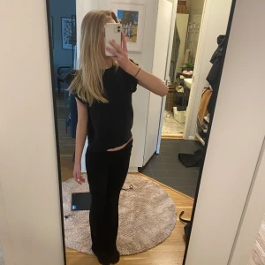 Trendigt svart stickat linne - Detta stickade linnet från rails är i jättebra skick bara använt 2-3 ggr. Ord pris 500kr, Storlek S men passar även mig som vanligtvis har xs! Kontakta mig för fler bilder!❤️
