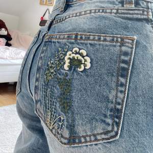 Sånna söta jeans ju till våren och sommaren💕Köppt för ett tag sedan men knappt använda då det är för små🥰, sitter high/midrise skulle jag nog säga💓 Midjemått: 31 cm