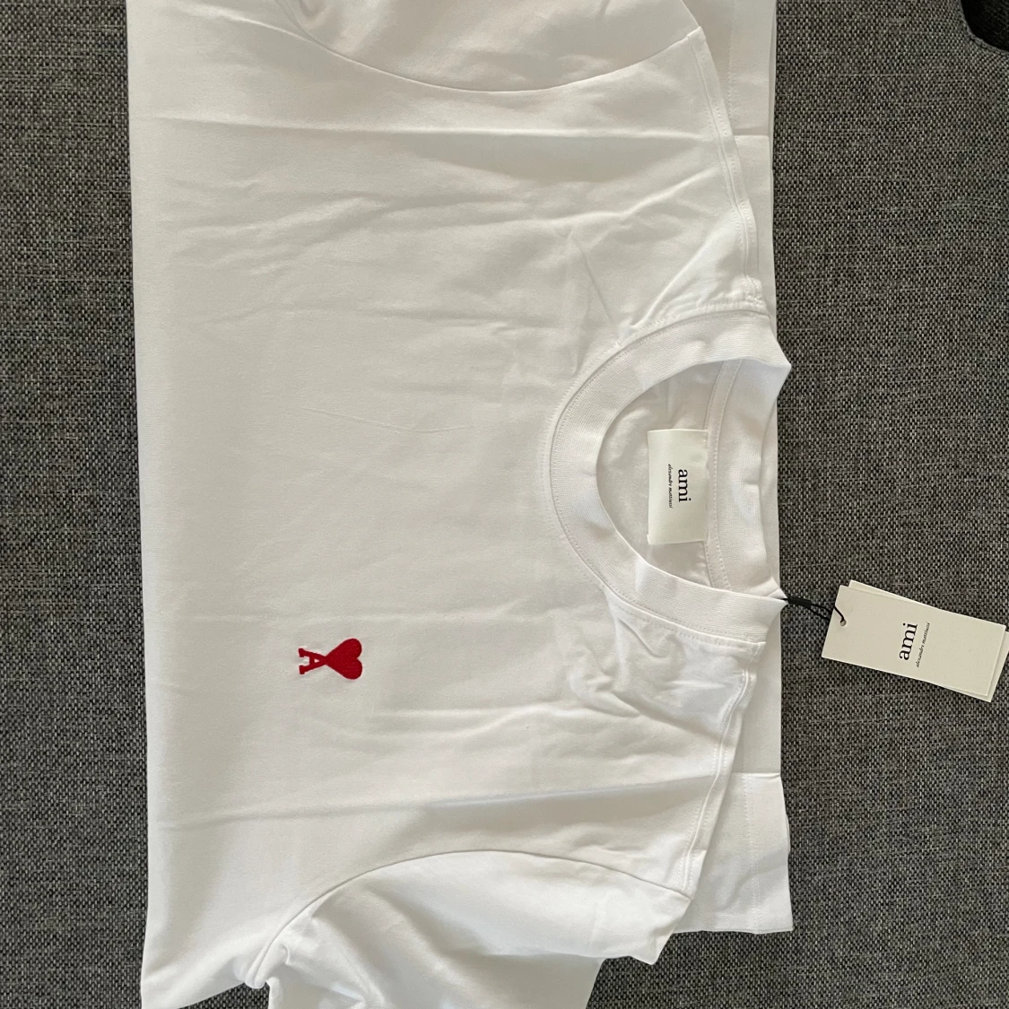 Säljer min Ami Paris t-shirt  - 90