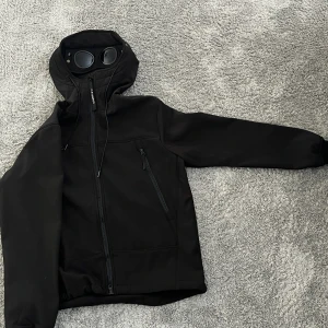 CP company jacka - Den här feta CP company jackan är i otroligt bra skick andvänds några gånger. Den är då i storlek M men passar även mindre och större.