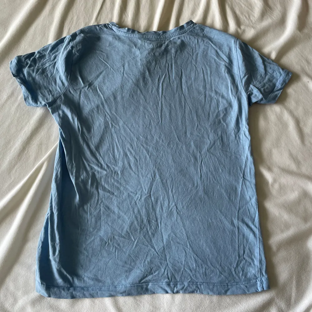 Säljer denna mini t-shirt från lager 157. Är lite för liten i armarna. Hade behövt strykas. Köper man alla plagg jag säljer för 20kr kan man få dem tillsammans för 150kr pris kan diskuteras💗. T-shirts.