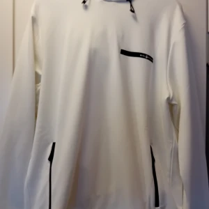 Sail raceing tröja - Helt ny! Sail raceing tröja i storlek L, fick den av mitt ex och jag har aldrig använt den, det kan man se på den, jag kan mötas upp i halmstad eller Helsingborg annars kan jag skicka den. jag kan tänka mig 650 kr men kan gå ner vid snabb affär 