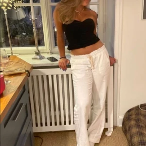 Linne byxor Roxy  - Säljer dessa jätte fina linnebyxorna från Roxy som har blivit försmå för mig. Perfekta till sommaren och våren. Köpta för 800kr pris kan diskuteras 😃(Lånade bilder) de är i jätte bra skick dock har de en liten defekt på ena fickan men inget som syns.