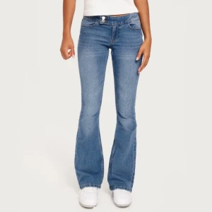 Lågmidjade jeans - Lågmidjade bootcut jeans💞. Använda 1 gång, säljer för att de var lite för långa på mig. Skriv för egna bilder. Pris kan alltid diskuteras❣️