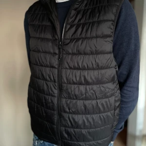 Zara väst  - Sjukt snygg zara väst otroligt bra skick 10/10. Perfekt för alla årstider. Köpt på zara för 400 kr du får den för 200 men pris går att diskutera. Stor i storleken står S men sitter som M