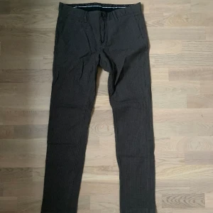 Kostymbyxor - Snygga kostymbyxor. Inga lösa sömmar, fint skick. Storlek W33.  För mer info skicka gärna ett meddelande 