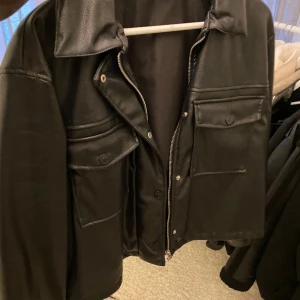 Skinnjacka  - Svart skinnjacka från HM❤️