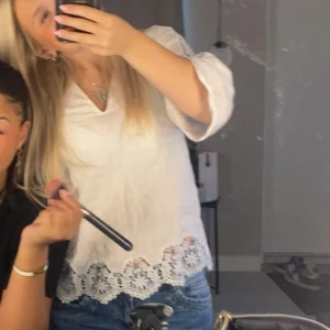 Vit blus - Säljer min vita blus då den inte kommer till användning så mycket💞💞 bara använd några få gånger och har inga märken🩷