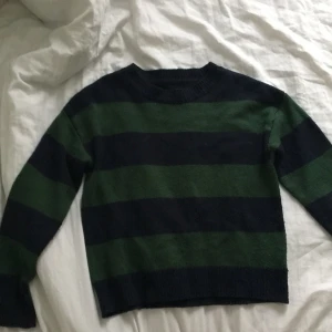 Randig tröja - Säljer en blå och grön randig tröja som inte kommer till andvändning. Jag tror den är av brandy melville men kommer inte ihåg. Läs bion före du köper.