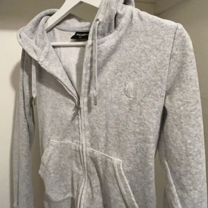 Grå Juicy Kofta💞💞 - Säljer min använda Juicy Kofta men som fortfarande är i jätte bra skick, fin och lätt att matcha till. En liten del av J har gått av (kolla bild 2) inget man lägger märke till egentligen. Köpt för 1200kr säljs för 300kr💞💞