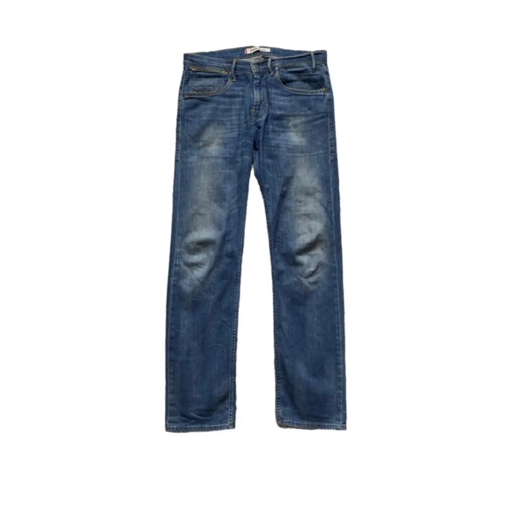 Snygga jeans med straight passform. Skick 9/10. Storleken är oklar men modellen på bilden är 185 cm. Hör gärna av er vid fler frågor!. Jeans & Byxor.