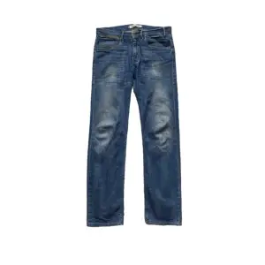 Snygga jeans med straight passform. Skick 9/10. Storleken är oklar men modellen på bilden är 185 cm. Hör gärna av er vid fler frågor!
