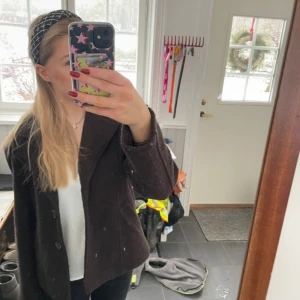 Snygg brun kappa  - (Lånade bilder från förra ägaren) Säljer nu denna as snygga kappan då den inte riktigt var min stil!!! Så fin nu till våren, pris är diskuterbart vid snabbköp