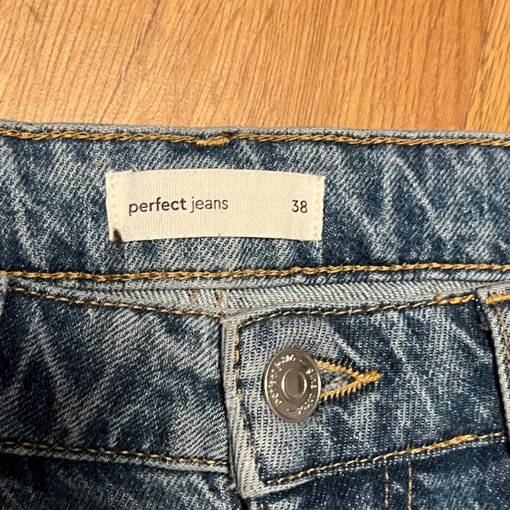 Ett par Full Lenght Flare Jeans från Gina Tricot i storlek 38. Använda ett fåtal gånger och passar bra i längd på mig 178 cm lång 🤍 Mitt pris 150 kr.. Jeans & Byxor.