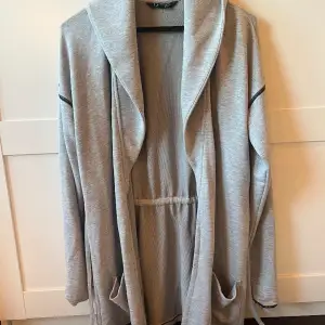 Säljer denna grå morgonrock från Ralph Lauren i storlek Small. Köpt i USA. Säljer pga att den är för liten för mig. Morgonrocken är en tunnare modell som slutar över knäna. Skönt material! Den har några fläckar. Köparen står för frakten.