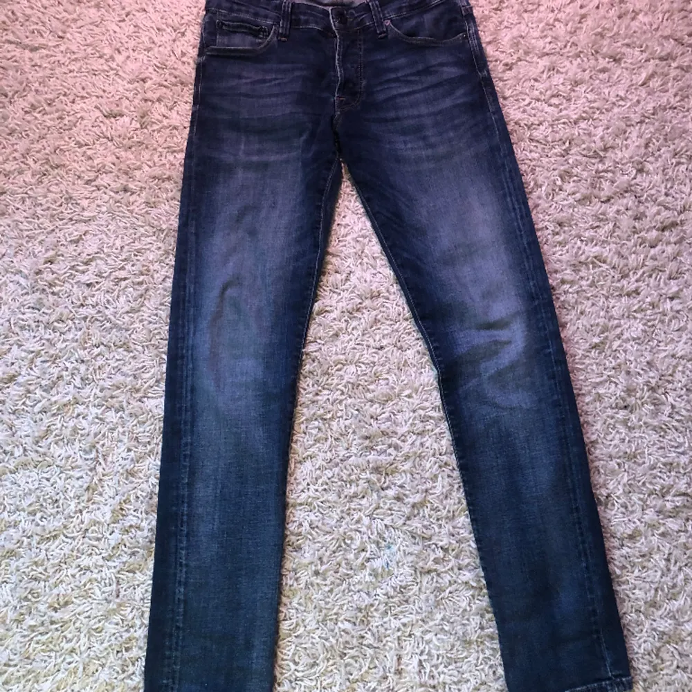 Jack n Jones jeans i modellen Glenn/Slim. Byxorna är o väldigt bra skick. Hör av er om ni har några frågor😀. Jeans & Byxor.