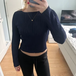 Topp - Långärmad topp i marinblått från shein💓 Den är i bra material och superfin men den är lite för stor för mig. Strl M