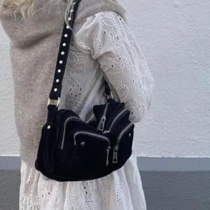 Nunoo väska - Nunoo väska i nyskick, nypris ca 1500kr. Säljes för används inte längre tyvärr! Väldigt rymlig och fin! ❤️‍🩹Kan gå ner i pris vid snabb affär. 