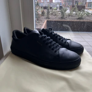 Arigatos clean 90 - Ett par arigatos som jag säljer, de är i bra skick och har inga skador, de är i storlek 43 1/2  men passar 44, hör av er för mer bilder eller om ni är intresserade!  Kan sänka priset vid snabbt köp Nypris 2600