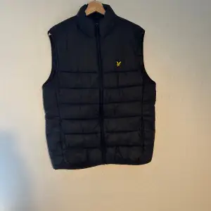 Hej, säljer en fet Lyle and scott väst, skick 8/10 storlek L, ny pris är ca 1300kr Vid funderingar skicka gärna ett dm