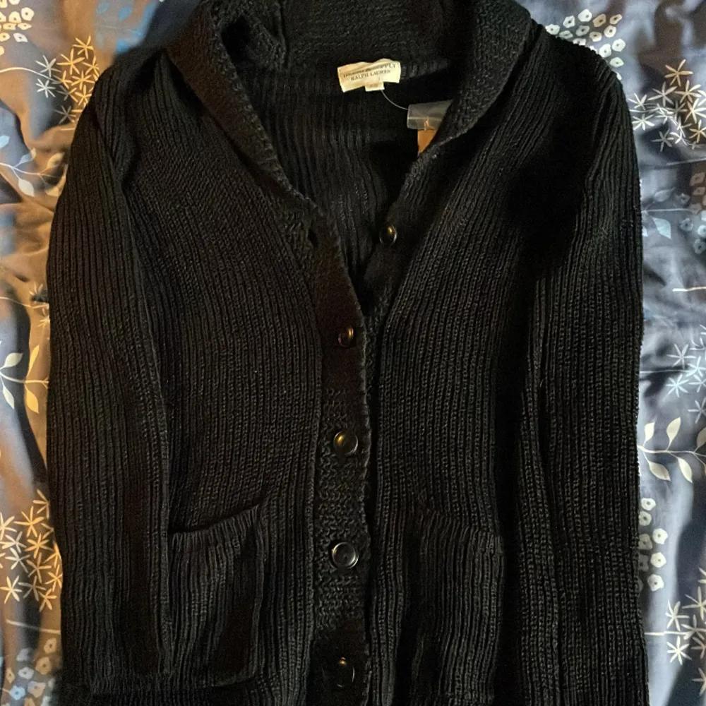 Säljer nu denna feta ralph lauren denim&supply cardiganen. Skick 10/10 aldrig använd och ny med lappar strl xs men sitter som s och passar dig från 160-180cm nypris ungefär 1000 och uppåt. Prisförhandlingsbart vid snabb affär.. Tröjor & Koftor.