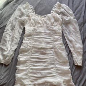 Vit klänning från Nelly - Säljer denna superfina klänningen från Nelly, perfekt inför studenten. Endast använd en gång! 