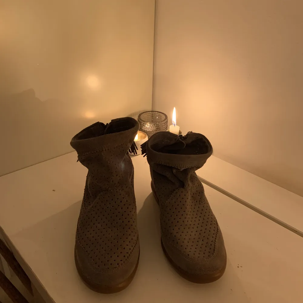 Gråa Isabel Marant boots i storlek 39.  De har ett hål i framsidan på skon, annars i mycket bra skick. . Skor.