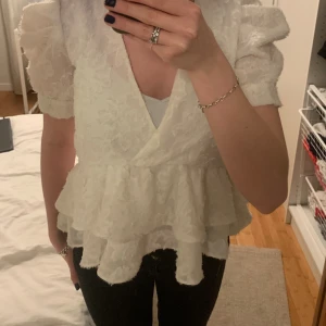 Festlig topp - Säljer då den inte kommer till användning längre!obs har ett hål på sidan som inte syns vid användning (går att sy)