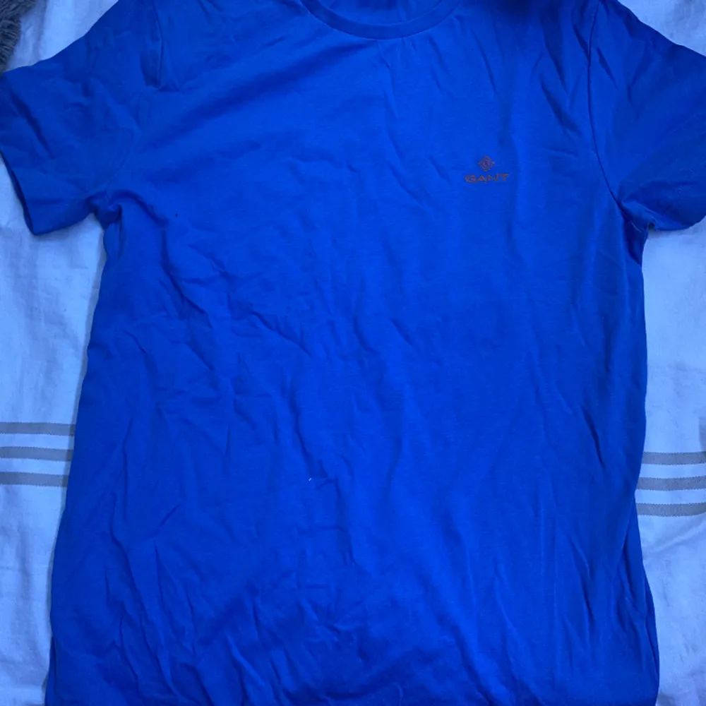 Blå Gant tröja, storlek M och väldigt bra kvalitet oanvänd. T-shirts.