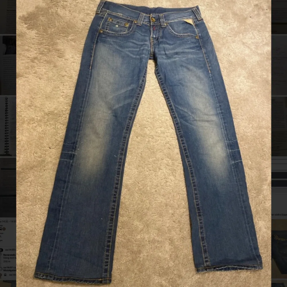 Snygga lowwaist bootcut replay jeans! Måtten är 41cm tvärs över i midjan och innerbenslängden är 77cm! Skriv för mer info 💕. Jeans & Byxor.
