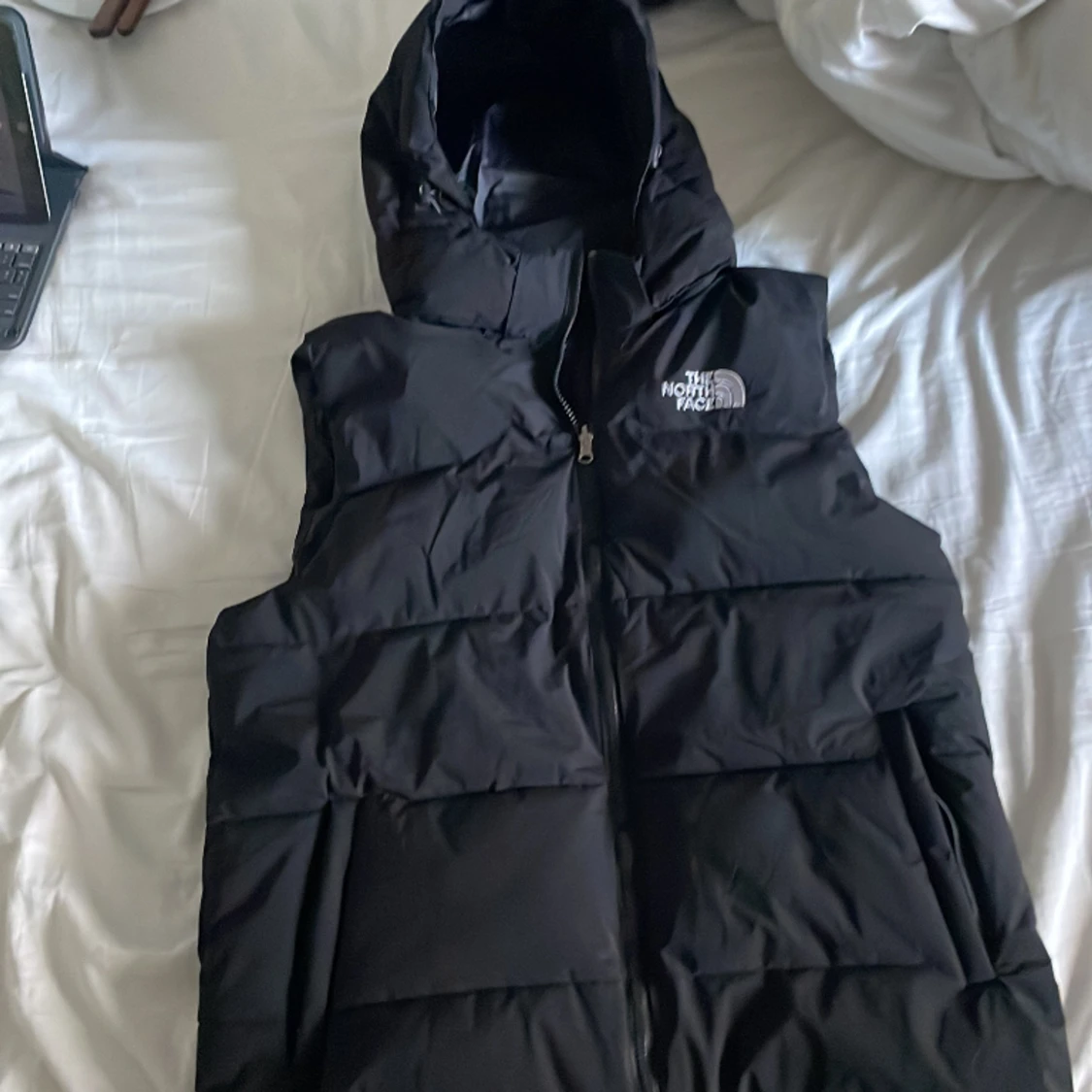 Säljer helt oanvänd The north face väst 