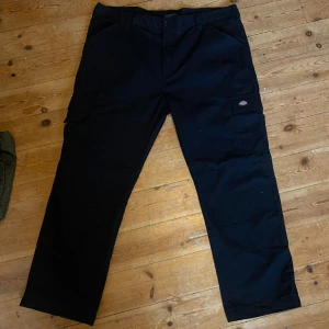Dickies cargos -  köpte nyligen men för stora, skiiiitttt snygga