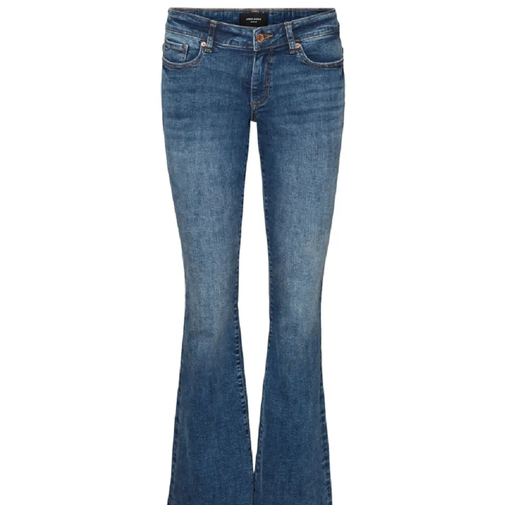 Säljer världens skönaste snyggaste jeans. Säljer då de är för små tyvärr. Nypris 500kr, säljer för 200kr. Strlk är 28/32, ungefär S-M. Passar mig i längden då jag är 170cm. Jeans & Byxor.