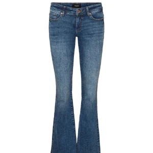 Vero Moda lowcut jeans - Säljer världens skönaste snyggaste jeans. Säljer då de är för små tyvärr. Nypris 500kr, säljer för 200kr. Strlk är 28/32, ungefär S-M. Passar mig i längden då jag är 170cm
