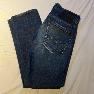 Replay Blue Jeans Waitom - Säljer dessa riktigt snygga Replay Waitom. Byxorna har använts 1 gång och är som nya. De finns inga defekter på hela byxan. Ifall ni vill ha fler bilder eller har frågor är de bara att skriva. Priset är ej hugget i sten!