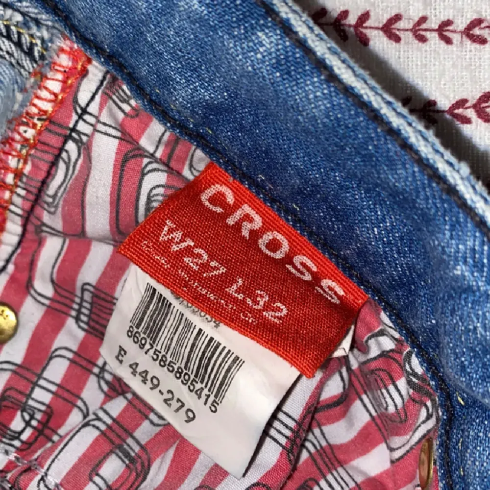 Säljer dessa lågmidjade jeansen från Cross. Midjemått 38cm, innerbenslängd 78,5cm. Två av bilderna är lånade💕. Jeans & Byxor.