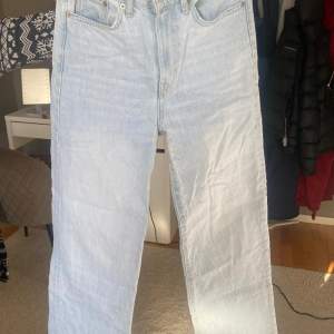 säljer dessa ljusblåa jeans pga att de inte passar mig mer! De är använda max 1 gång så väldigt bra skick, nästan som nya🙃Jag är vanligtvis en storlek S eller M, men dessa sitter bra!💕  Ord pris, 300kr
