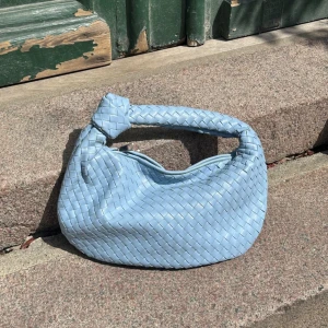 DesignBySi väska - Bottega Veneta liknande väska, köpt från Design By Si. Helt oanvänd så i nyskick. Nypris 600kr. Superfin blå färg som är perfekt nu till våren💙💙 kan mötas i Stockholm annars står köparen för frakt🥰🥰