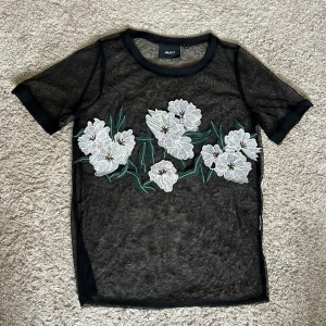 Mesh topp  - Fin topp i mesh med broderade blommor. Jag har normalt M men den passar mig också trots strl XS. Mycket fint skick, använd ca 2 ggr. 