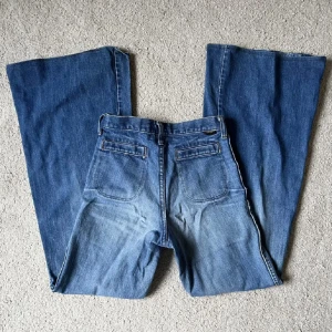 Wrangler Jeans - Midja: 66cm✨ Innerben: 81cm✨Storlek: W28L36 (passar ungefär XS)✨Jag på bilderna är 172cm lång🥰Obs! En liten slitning under bakfickorna, be om bild❤️