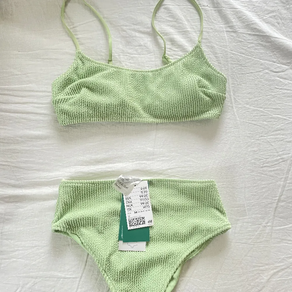 Grönt bikiniset från H&m, sjukt fint men aldrig använt. Toppen är i stl 36 och nederdelen är i stl 34. Nypris 259 kr tillsammans, pris hos mig 99 kr tillsammans:). Övrigt.