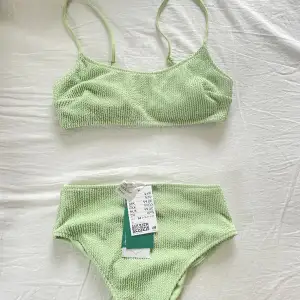 Grönt bikiniset från H&m, sjukt fint men aldrig använt. Toppen är i stl 36 och nederdelen är i stl 34. Nypris 259 kr tillsammans, pris hos mig 99 kr tillsammans:)