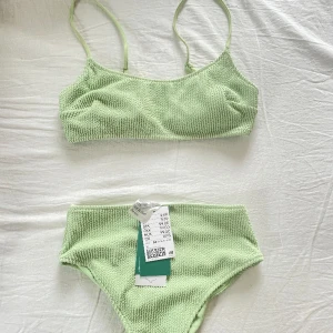 Bikiniset - Grönt bikiniset från H&m, sjukt fint men aldrig använt. Toppen är i stl 36 och nederdelen är i stl 34. Nypris 259 kr tillsammans, pris hos mig 99 kr tillsammans:)