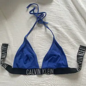 Superfin mörkblå bikinitopp från calvin klein, köpt för 399 kr i butik! Aldrig använd så alltså i sjukt bra skick! 