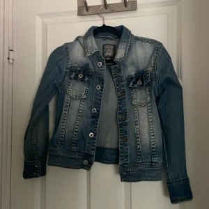 Jeansjacka  - Från bikbok. Köptes för 499 säljs för 70kr