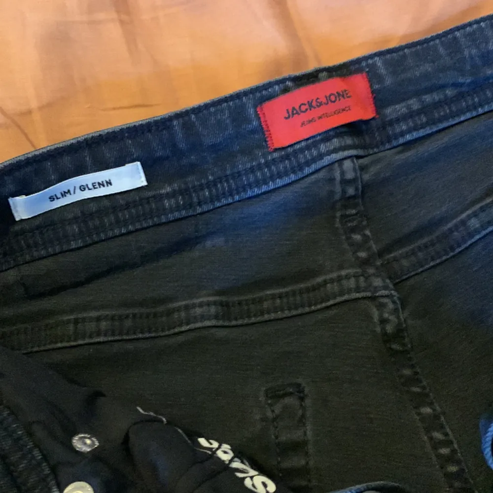 Ett par feta Jack & Jones jeans för bara 200kr. Skick 10/10 nästan aldrig använda bara när jag prova dom då.. Jeans & Byxor.