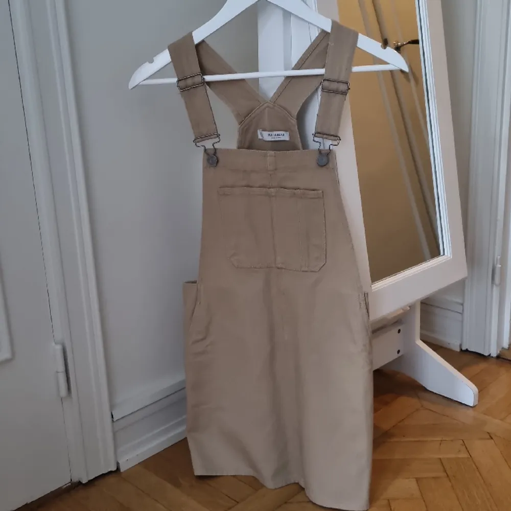 En beige jeansklänning i stl s/xs Fint skick.  Vid köp: möts upp i centrala Stockholm. Klänningar.